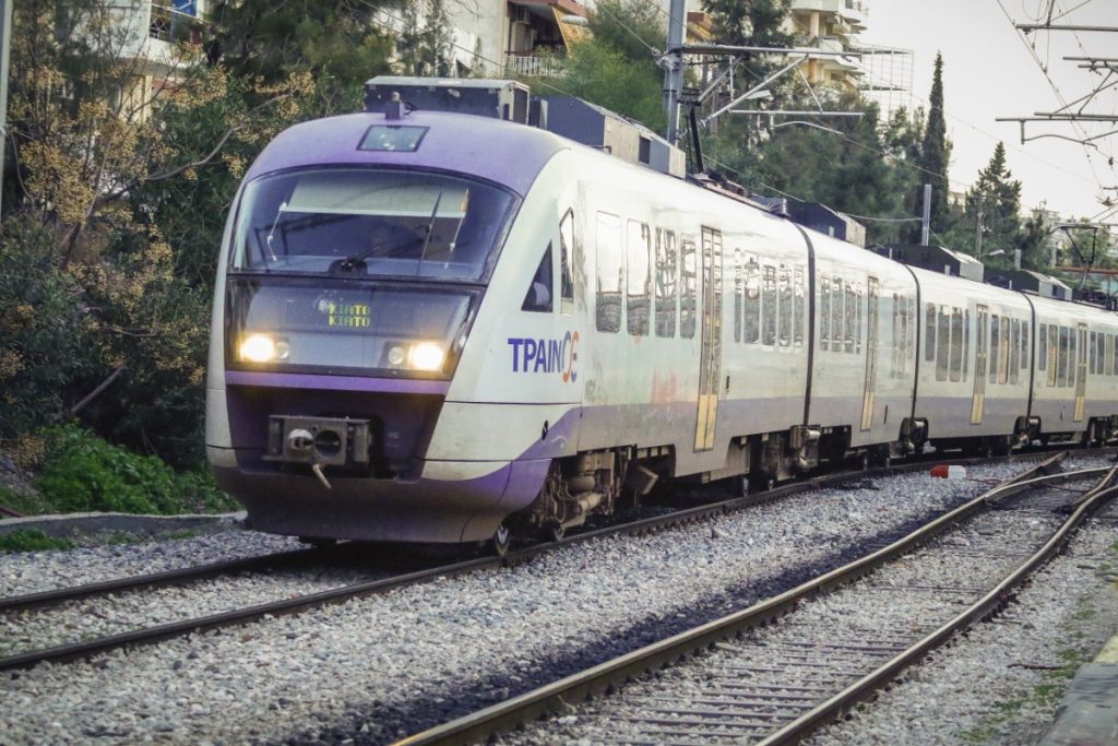 Πάτρα: Σύγκρουση Προαστιακού με ΙΧ πάνω στις γραμμές