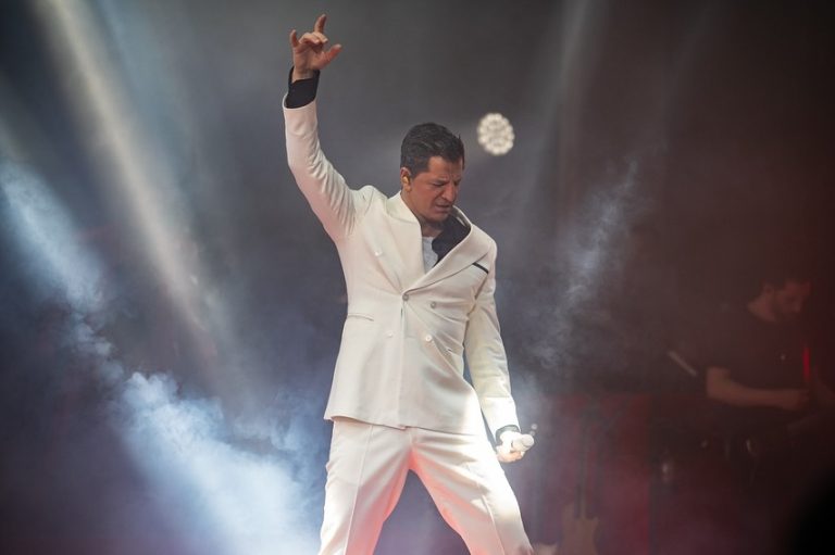 Σάκης Ρουβάς: Η τούμπα του ποπ σταρ «έκοψε» την ανάσα του Πετρούνια (Video)