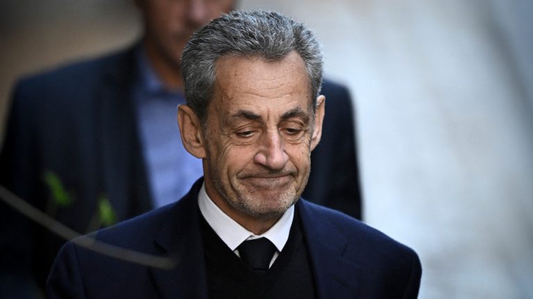 Τρέμει ο Σαρκοζί στη φυλακή: Τρώει μόνο γιαούρτια, φοβάται μην τον δηλητηριάσουν