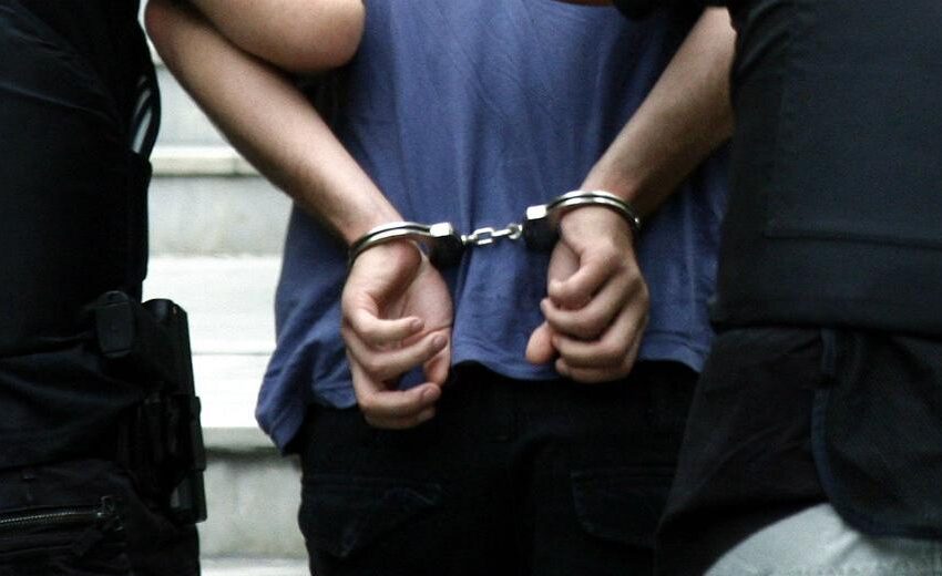Kρητικός με βαρύ ποινικό μητρώο συνελήφθη στα Καλύβια-Στο όχημά του βρέθηκαν καλάσνικοφ και πιστόλια με σιγαστήρα