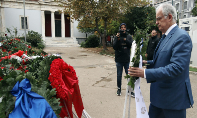 Ο πολιτικός κόσμος τιμά τη μνήμη της εξέγερσης του Πολυτεχνείου (VIDEO & PHOTOS)