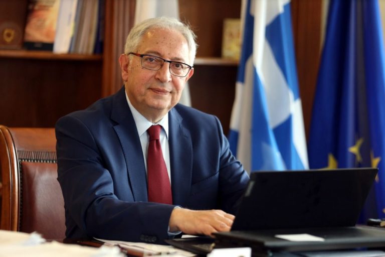 Δύο νέα ηλεκτρικά λεωφορεία στο Μαρούσι – και ο Αμπατζόγλου στο τιμόνι