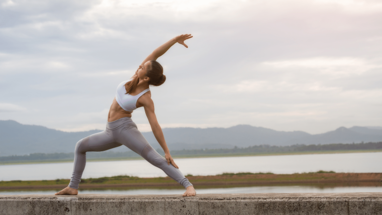 Νιώθεις πεσμένη; Δοκίμασε αυτές τις 5 yoga ασκήσεις και ξαναβρες τη χαρά σου