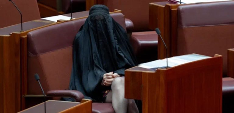 Ισπανίδα πολιτικός ακροδεξιού κόμματος προκαλεί με νικάμπ σε κρίσιμη συνεδρίαση (Photo&Video)