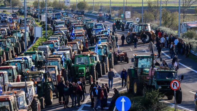 Σκληραίνουν τη στάση τους οι αγρότες – Χιλιάδες τρακτέρ σε εθνικές οδούς και τελωνεία