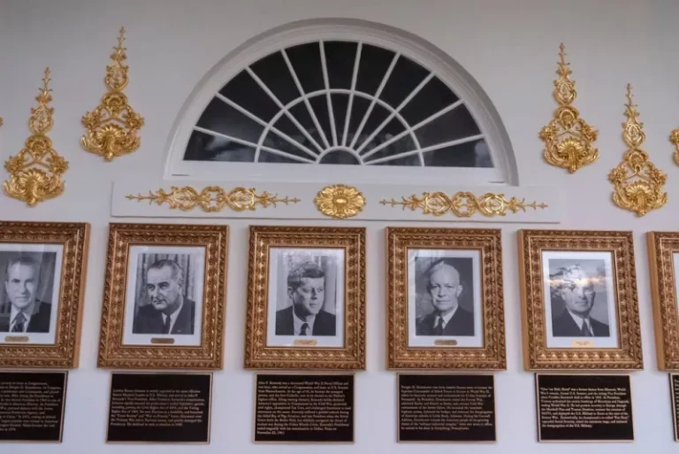 Έβαλε την… πινελιά του ο Τραμπ: «Στόλισε» τα πορτραίτα των Μπάιντεν και Ομπάμα με μειωτικούς χαρακτηρισμούς (Photos)