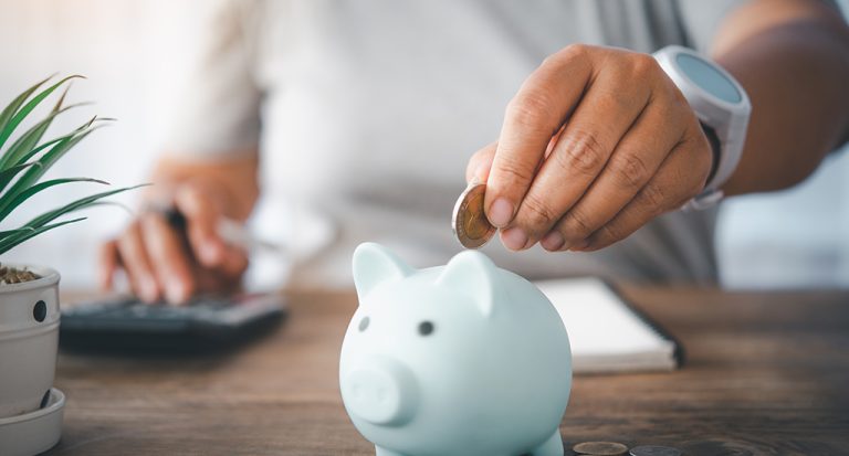 Πόσα χρόνια χρειάζεται να αποταμιεύει ο μέσος εργαζόμενος για να γίνει πλούσιος;