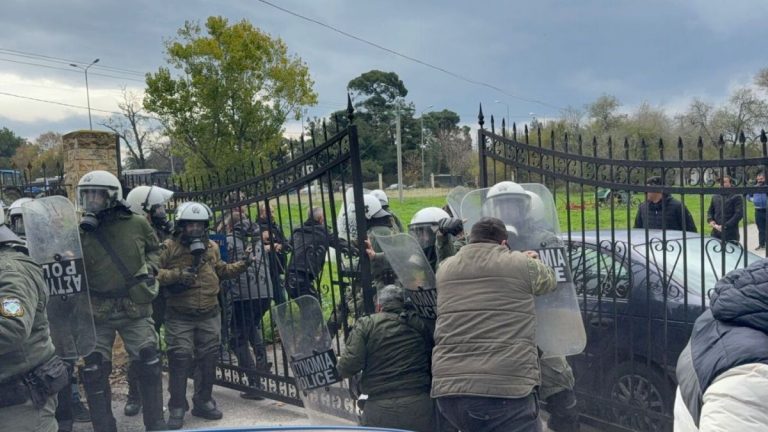 Επεισόδια αγροτών – αστυνομικών στην είσοδο του αεροδρομίου «Μακεδονία» (video)