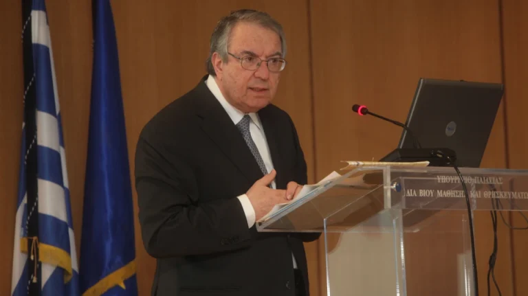 «Μπορούμε να βλέπουμε μέσα από τις λέξεις;» – H απάντηση του Γιώργου Μπαμπινιώτη