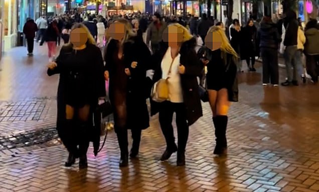 Πώς διακινητές χρησιμοποιούν βίντεο νεαρών Βρετανίδων για να δελεάσουν μετανάστες στο Ηνωμένο Βασίλειο