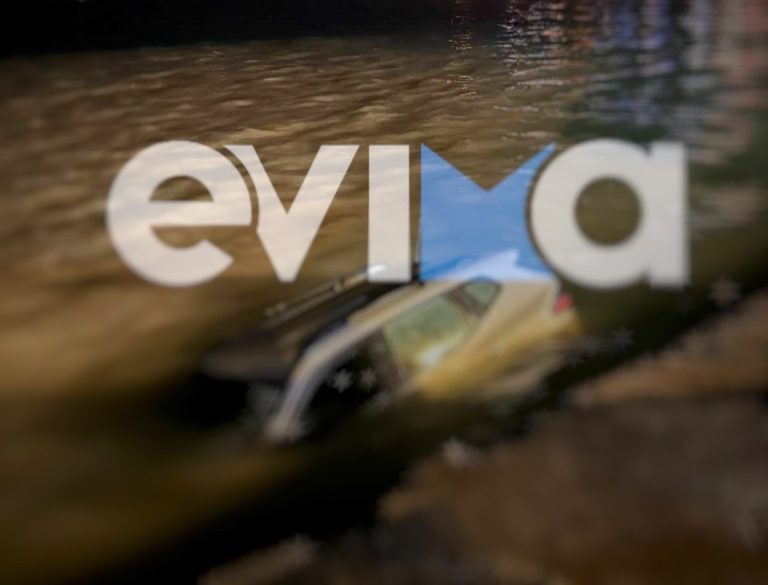 Βγήκαν σώοι 4 επιβάτες αυτοκινήτου που έπεσε στη θάλασσα (PHOTOS)