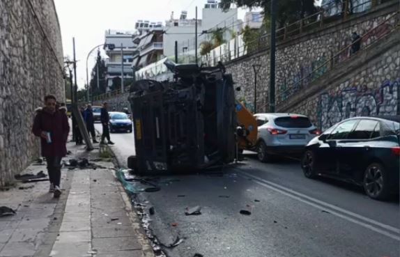 Πανικός από ανατροπή γερανοφόρου στη Νέα Φιλαδέλφεια (VIDEO)
