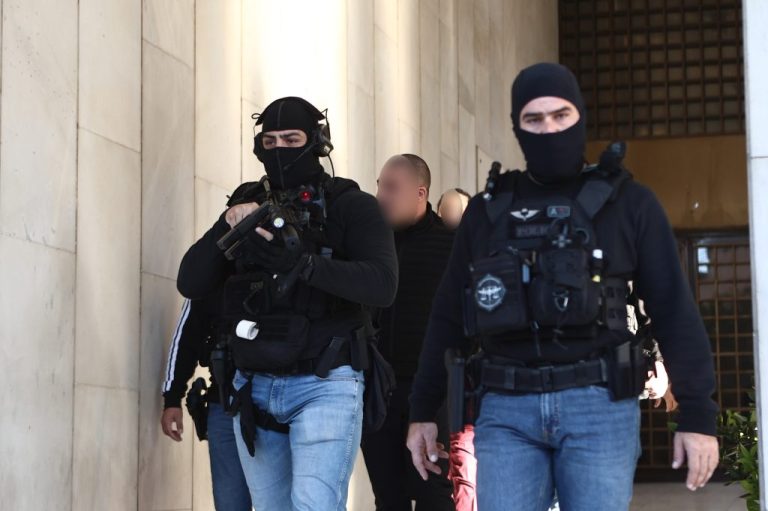 Φοινικούντα: Στην Ευελπίδων οι δύο συλληφθέντες-Ενδείξεις για εμπλοκή και τρίτου προσώπου, αναζητείται