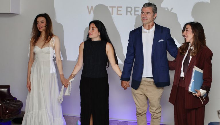 “White Reality”: Το ελληνικό θεατρικό έργο που συγκίνησε τη Νέα Υόρκη
