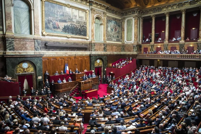 Γαλλία: Ο Λεκορνί προσπαθεί να περάσει τον προϋπολογισμό πριν το τέλος του έτους