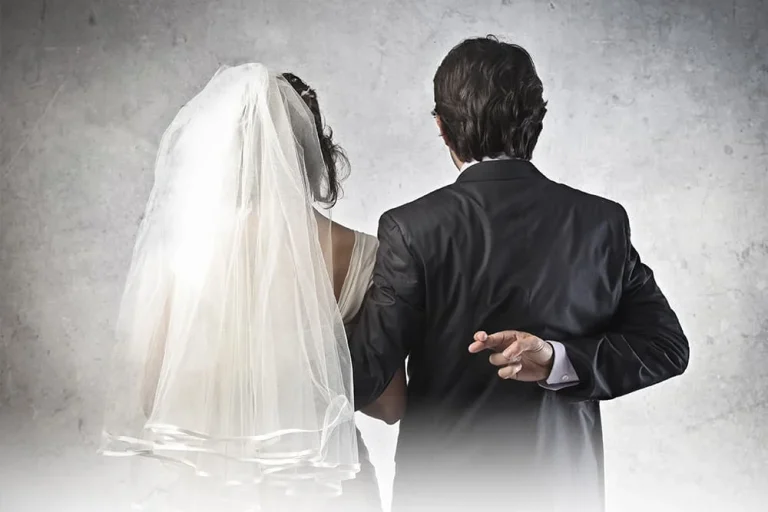 Όλοι διασκέδασαν με τη φάρσα του εκτός από τη νύφη που του έδωσε τη βέρα στο χέρι