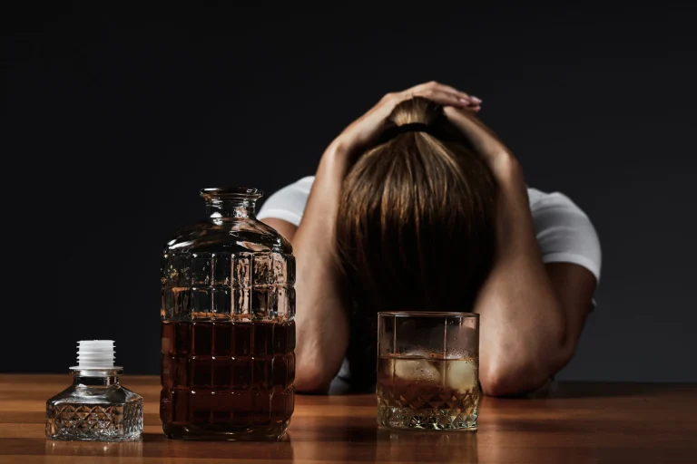 Εσείς, ξέρετε τι πρέπει να φάτε πριν τα «τσούξετε» για να αποφύγετε τον πονοκέφαλο της επόμενης ημέρας;