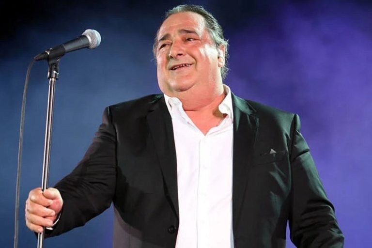 Δύο χρόνια μετά: Η ζωή, η μουσική και η απώλεια του Βασίλη Καρρά (video)