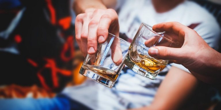 Στο νοσοκομείο 17χρονος από αλκοόλ σε κλαμπ στο Μπουρνάζι