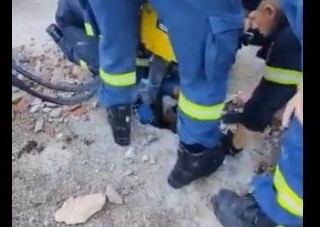 Καρέ-καρέ, η επιχείρηση διάσωσης παιδιού 3 ετών που έπεσε σε βόθρο στη Λευκάδα (Video)