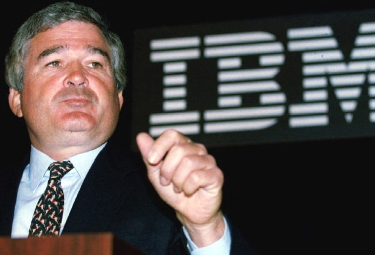 Λούις Γκέρστνερ: Πέθανε ο ηγέτης που μετέτρεψε ξανά την IBM σε τεχνολογικό κολοσσό