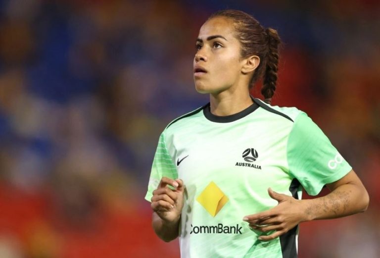 Απίστευτη καταγγελία ρατσιστικής επίθεσης: «Όταν έφυγα από τη Μονπελιέ, αντί για ανθοδέσμη μου έδωσαν μπανάνες» (photo)