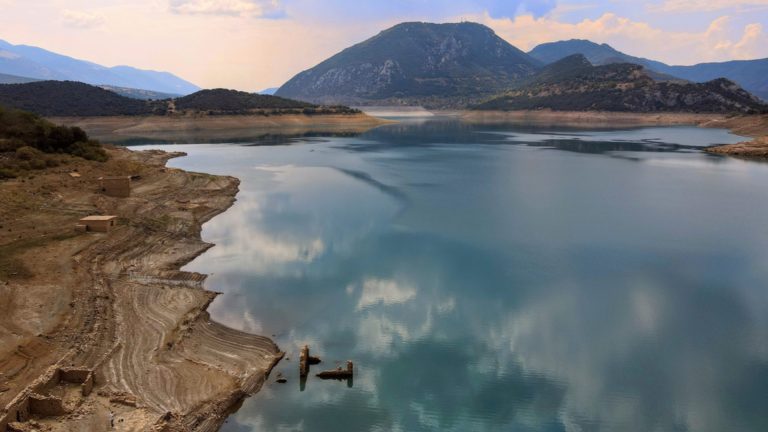 «Στεγνώνουν» Μόρνος και Υλίκη παρά τις βροχές – Σοκαριστικές οι νέες εικόνες από drones (Video)