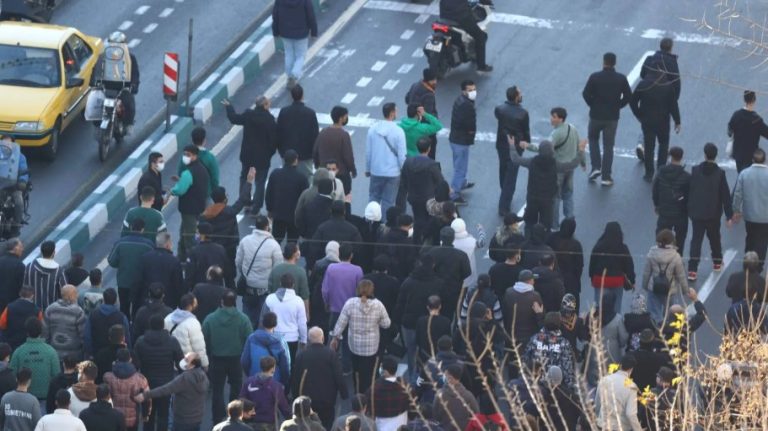 Πρωτοφανές μήνυμα στους Ιρανούς από τη Μοσάντ: «Ήρθε η ώρα»