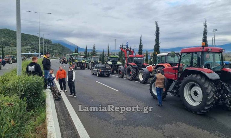 Κρατούν κλειστή την εθνική σε Μπράλο και Θήβα οι αγρότες (VIDEO)