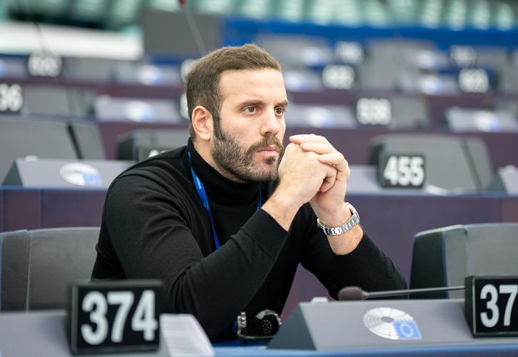 Τζάμπα μαγκιά, τζάμπα και το… κρυφτούλι του Παππά