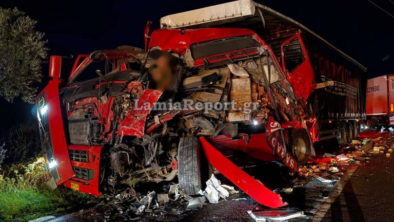 Σφοδρό τροχαίο στην παλαιά Εθνική Λαμίας–Αθηνών έξω από την Αμφίκλεια: Συγκρούστηκαν δύο νταλίκες και ένα ΙΧ