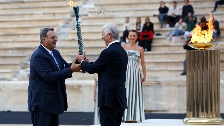 Εμβληματική τελετή στο Παναθηναϊκό Στάδιο: Η Ολυμπιακή φλόγα παραδόθηκε στους Ιταλούς (Photo)