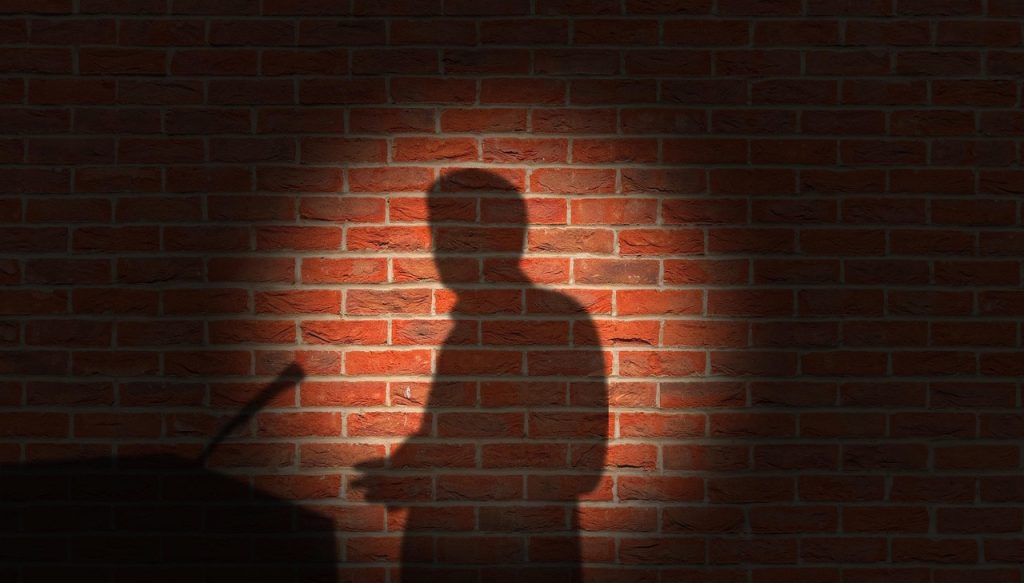 Showbiz: Δημοφιλής τραγουδιστής για την εμμονική θαυμάστρια – Τελικά ήταν πασίγνωστος δημοσιογράφος (Video)