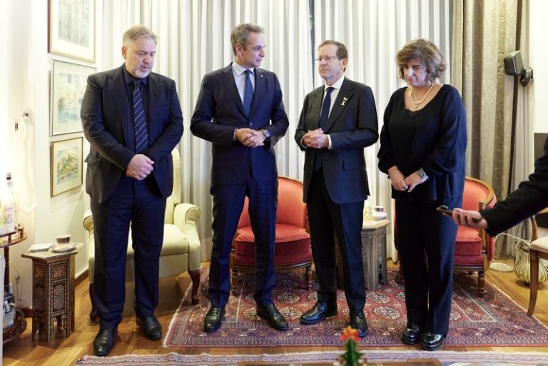 Κοινή επίσκεψη Μητσοτάκη – Herzog στο σπίτι της οικογένειας του δολοφονημένου Ιωνά Καρούση στο Τελ Αβίβ