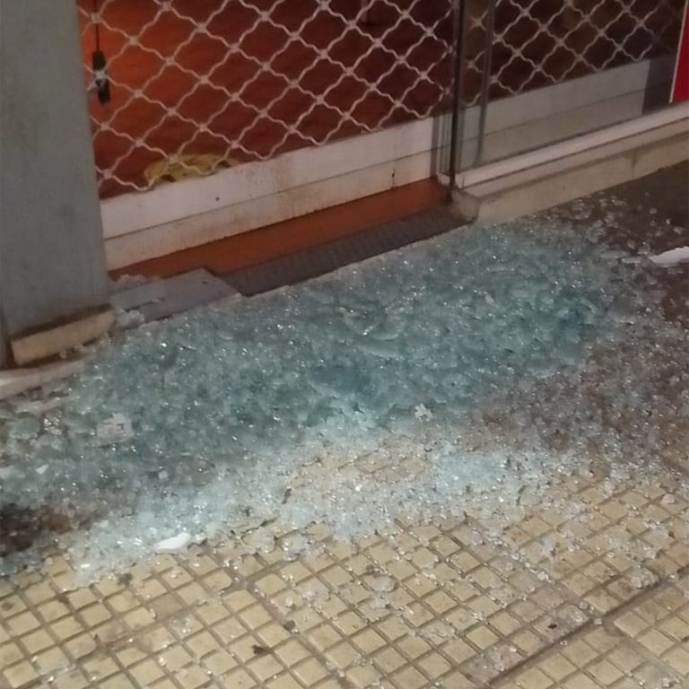 Τα έκαναν «γυαλιά-καρφιά» αναρχικοί στο Κουκάκι (VIDEO & PHOTOS)