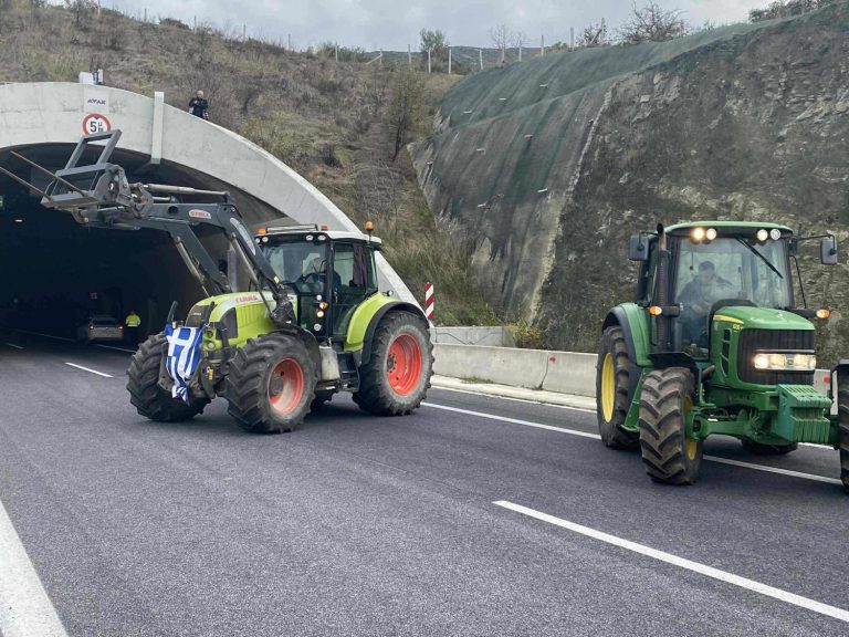 Αγρότες: Άνοιξαν οι σήραγγες στα Τέμπη, η αστυνομία είχε κλείσει τη διέλευση για όλους (VIDEO)