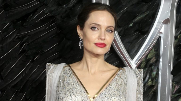 Αντζελίνα Τζολί: Πέντε απλά «χρυσά» μυστικά για τέλεια επιδερμίδα-Τα ξέρουμε αλλά δεν τα κάνουμε