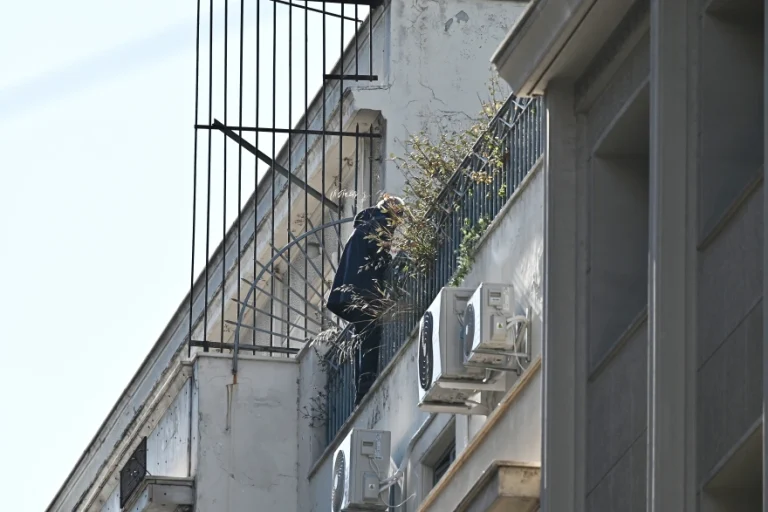 Άνδρας απειλεί να αυτοκτονήσει: Κρέμεται από τα κάγκελα του μπαλκονιού του στον 7ο όροφο (video)