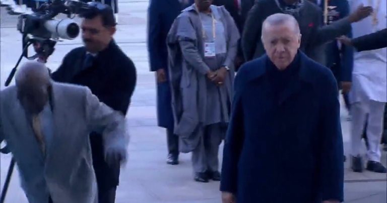 Ο Νιγηριανός πρόεδρος παίρνει «μαθήματα ισορροπίας» μπροστά στον Ερντογάν (video)