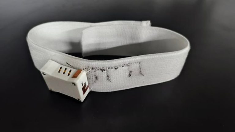 Συγκλονιστική εφέρευση: Φορητό κολάρο με τεχνητή νοημοσύνη βοηθά ασθενείς να ξαναμιλήσουν μετά από εγκεφαλικό