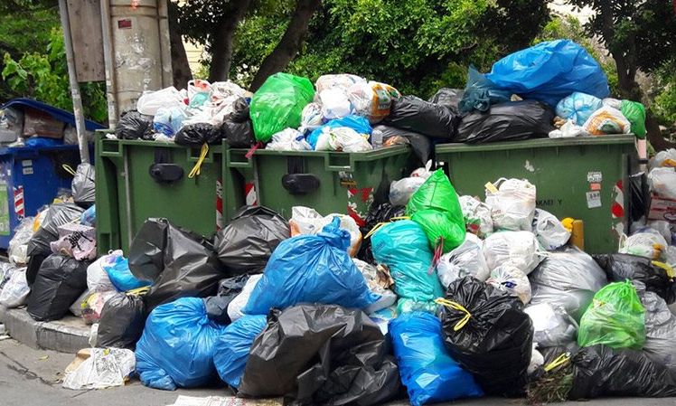 Παράπονα για την καθαριότητα μέσα στις γιορτές στον Πειραιά