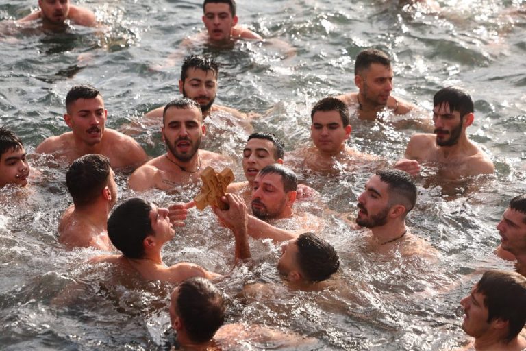 Θεσσαλονίκη: Εντυπωσιακός εορτασμός των Θεοφανίων στο λιμάνι (Video&Photo)
