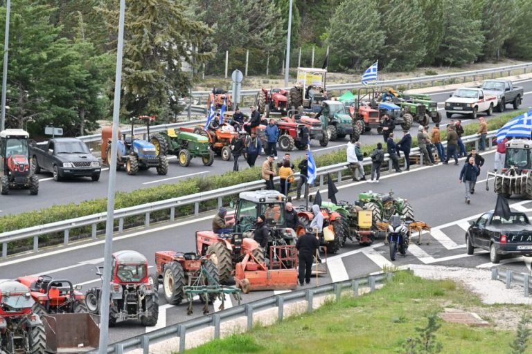 Έκλεισαν τη γέφυρα και ανοίγουν τα διόδια οι αγρότες στη Νίκαια