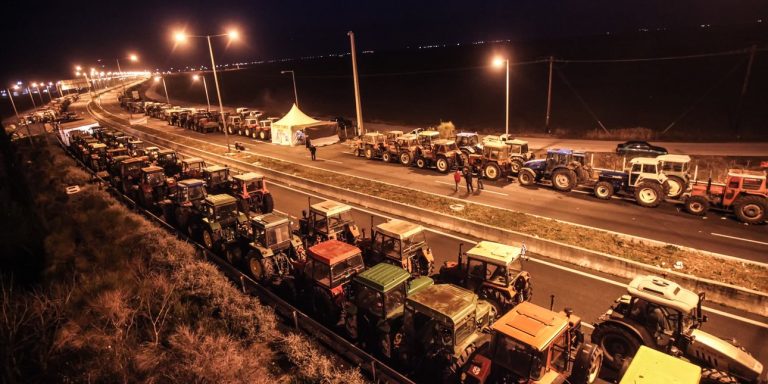 Με δυσκολία η κίνηση στην Εθνική Οδό από τα μπλόκα – Που υπάρχουν καθυστερήσεις και κλειστοί δρόμοι