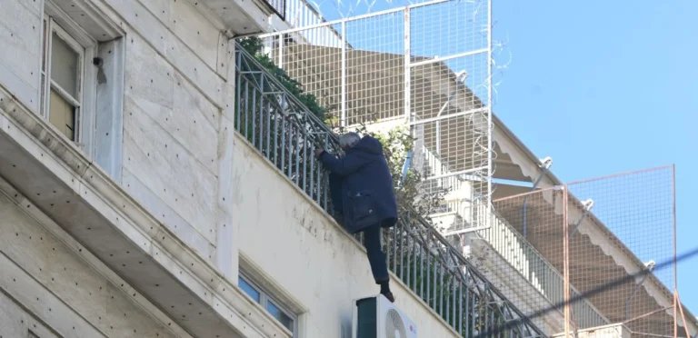 Ασφαλής η απομάκρυνση άνδρα που απειλούσε να πέσει από τον πέμπτο όροφο της Πολεοδομίας