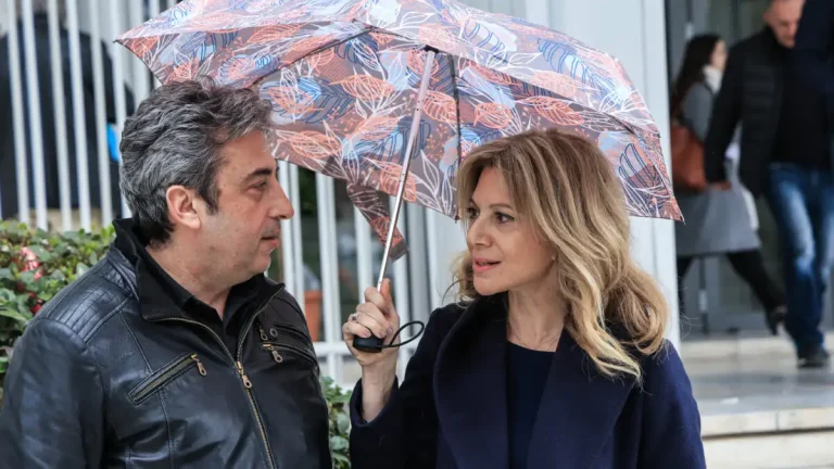 Ασλανίδης κατά Καρυστιανού: «Να παραιτηθεί από την προεδρία του συλλόγου συγγενών θυμάτων των Τεμπών»