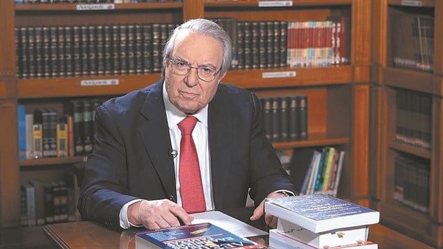 Ο Γιώργος Μπαμπινιώτης βάζει… τάξη στην ορθογραφία: Θεοφάνια ή Θεοφάνεια;