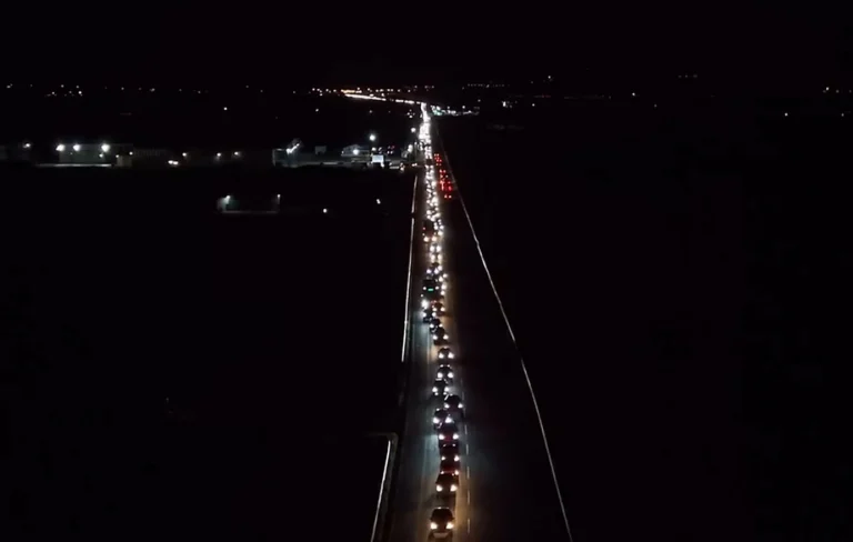 Με βήμα σημειωτόν η επιστροφή των εκδρομέων – Ουρές χιλιομέτρων και τεράστια ταλαιπωρία