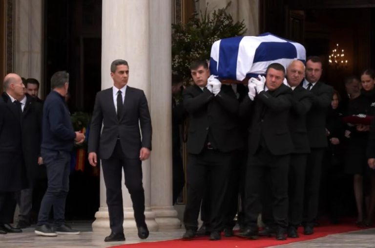 Πριγκίπισσα Ειρήνη: Ολοκληρώθηκε η εξόδιος ακολουθία-Kαθ’ οδόν η πομπή για το Τατόι (Photo&Video)