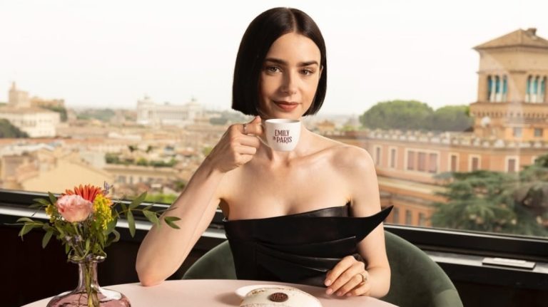 Emily in Paris στη Μύκονο: Το «Γεια σου Ελλάδα» της Λίλι Κόλινς με μια μαγική ζωγραφιά της (Video+photo)
